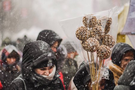 Foto de Vilnius, Lituania - 4 de marzo de 2023: Gente caminando en la tormenta de nieve en Kaziuko Muge o la Feria de San Casimiro, una feria anual de primavera de artes y artesanías populares en Vilnius, Lituania, Europa - Imagen libre de derechos