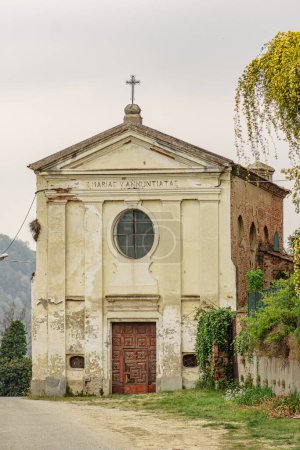 Téléchargez les photos : Ancienne église Santissima Annunziata entourée par la nature dans le château de San Sebastiano da Po, Turin, région du Piémont, Italie - en image libre de droit