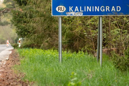 Téléchargez les photos : Frontière nationale entre la Lituanie et l'enclave russe de Kaliningrad en Russie fermée en raison des sanctions imposées par l'Union européenne avec panneau d'arrêt sur la route vide - en image libre de droit