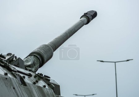 Téléchargez les photos : Ukraine - 17 juin 2023 : obusier blindé Panzerhaubitze 2000 ou PzH 2000 avec le canon ou le canon prêt à tirer vers le ciel sous la pluie pendant la contre-offensive ukrainienne - en image libre de droit