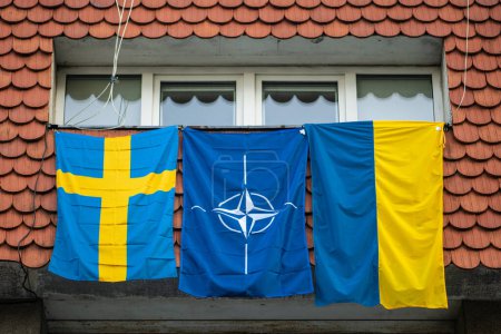 Foto de Vilna, Lituania - 11 de julio de 2023: Banderas de la OTAN, Suecia y Ucrania ondeando en la ventana durante la cumbre de la OTAN 2023 en el centro de Vilna, Europa - Imagen libre de derechos