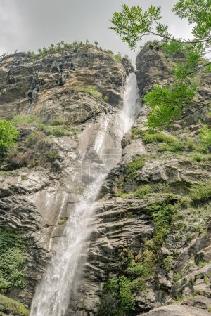 Foto de Goja del Pis cascada entre rocas y bosques en los Alpes en Val di Susa, Torino, Piamonte, Italia, vertical - Imagen libre de derechos