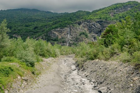 Foto de Goja del Pis cascada entre rocas y bosques en los Alpes en Val di Susa, Torino, Piemonte, Italia - Imagen libre de derechos