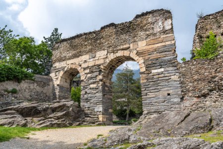 Foto de Hermoso arco triunfal de Augusto y acueducto romano en Susa, Torino, Italia, Europa - Imagen libre de derechos