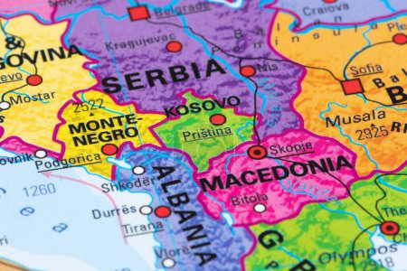 Foto de Pristina, Kosovo - 5 de octubre de 2023: Mapa o cartografía de Kosovo con capital Pristina y fronteras estatales con Serbia, Macedonia, Albania, Montenegro - Imagen libre de derechos