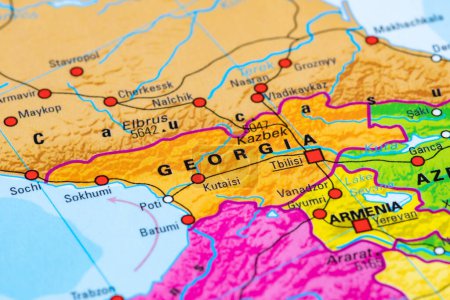 Foto de Tiflis - 5 de octubre de 2023: Mapa o cartografía de Georgia con capital Tiflis y fronteras estatales con Rusia, Turquía, Armenia y Azerbaiyán - Imagen libre de derechos