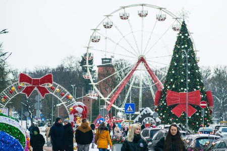 Téléchargez les photos : Daugavpils, Lettonie - 13 décembre 2023 : Marché de Noël à Daugavpils, Lettonie, Europe avec sapin de Noël, roue ferris, décorations et promenades - en image libre de droit