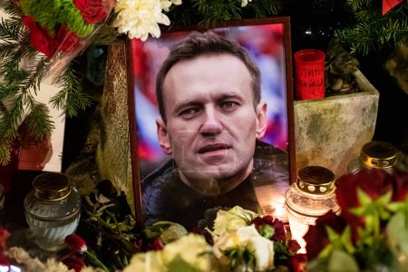 Téléchargez les photos : Vilnius, Lithuania - February 19 2024: Flowers and candles laid at spontaneous memorial for Russian opposition leader Alexei Navalny, who died in a remote penal colony in Kharp - en image libre de droit