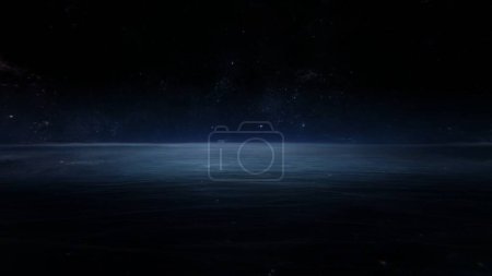 Téléchargez les photos : Fantaisie nuit paysage océanique, ciel étoilé avec espace interstellaire. Brouillard et réflexion lumineuse sur la mer calme dans un paysage marin sombre. Concept Illustration 3D de l'horizon sur une planète aquatique et un champ stellaire de science-fiction - en image libre de droit