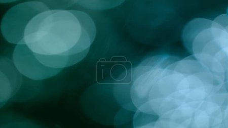 Téléchargez les photos : Illustration abstraite de bokeh bleu-vert foncé fond et superposition d'effets. Modèle d'espace de copie de modèle de décor déconcentré vibrant tonique doux plaque arrière. Macro close-up effet lumineux produit vitrine toile de fond. - en image libre de droit