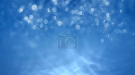 Foto de Abstract blue and white water bokeh glitter ocean background. Concept 3D illustration beauty care and cleaning product packshot. Showcase template backdrop for hydrogen and refreshing nature cosmetics - Imagen libre de derechos
