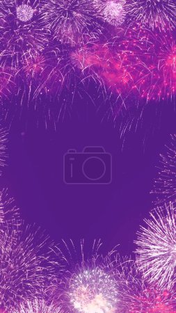 Foto de Fuegos artificiales festivos de color púrpura dorado sobre fondo negro. Concepto vertical abstracto Ilustración 3D como víspera de Año Nuevo, 4 de julio, celebración del Año Nuevo Chino y respaldo de las redes sociales del Día de la Independencia. - Imagen libre de derechos