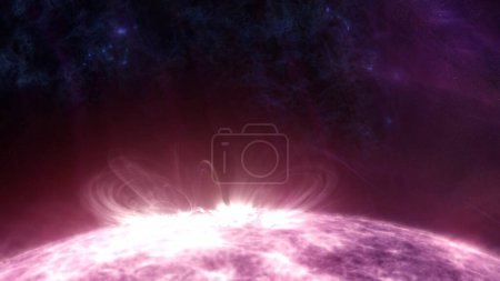 Foto de Super masiva estrella blanca erupción de las erupciones solares de cerca. Ilustración 3D concepto de sol alienígena gigante. Nebulosa espacial de materia oscura hostil púrpura y negra. Explosión hiperrealista de plasma de supernova celestial. - Imagen libre de derechos