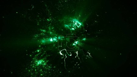 Téléchargez les photos : Rotating Abstract Energetic Green Glowing Particle Nucleus showcase Background. Illustration 3D abstraite de fond de boucle pour les biocarburants et les piles à combustible alimentées aux algues dans la production d'énergie photosynthétique - en image libre de droit