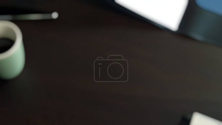 Foto de Enfoque selectivo imagen de primer plano de la perspectiva de mesa de oficina con madera marrón, taza de café y documentos con espacio de copia vacío. Escenografía del producto espacio de pantalla en blanco maqueta. - Imagen libre de derechos