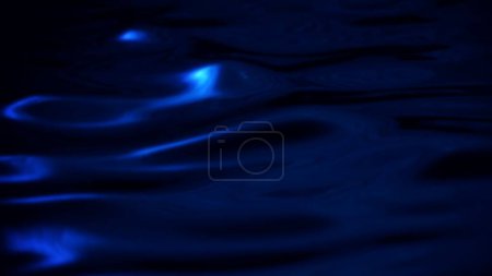 Foto de Elegante abstracto primer plano macro agua onda bucle fondo. Neon Blue espacio de copia escaparate mock-up elemento telón de fondo. Ilustración 3D de la forma fundida fluida de la superficie líquida brillante del aceite ultravioleta del índigo. - Imagen libre de derechos