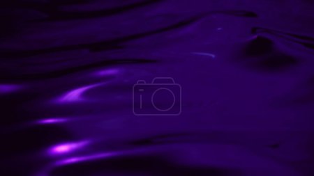 Foto de Elegante abstracto primer plano macro agua onda bucle fondo. Espacios de copia rosa púrpura escaparate mock-up elemento telón de fondo. Ilustración 3D de líquido fundido líquido brillante índigo ultravioleta superficie de aceite. - Imagen libre de derechos