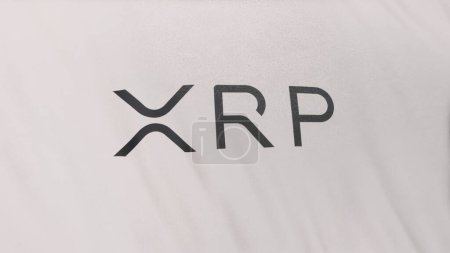 Téléchargez les photos : XRP Ripple Coin icône logo sur fond de bannière drapeau blanc. Concept Illustration 3D pour crypto-monnaie et fintech utilisant la technologie blockchain pour sécuriser les transactions en bourse DeFi marché. - en image libre de droit