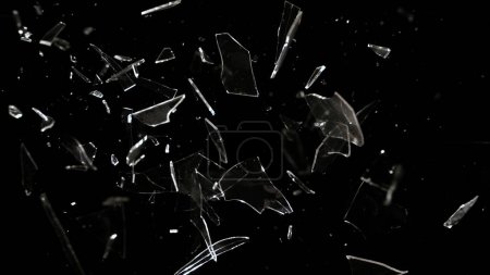 Foto de Placa ancha de marco completo del estudio de cristal de ventana rompiendo y rompiendo sobre fondo negro. Explosión de choque real a alta velocidad como plantilla de concepto de acción y elemento de superposición. - Imagen libre de derechos