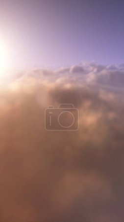 Téléchargez les photos : Vol au-dessus des nuages pendant le soleil du soir. Aspirations verticales ou concept de fond climatique Illustration 3D du ciel, de l'espace céleste ou de la liberté dans un paysage nuageux panoramique chaud du soir ou du matin - en image libre de droit
