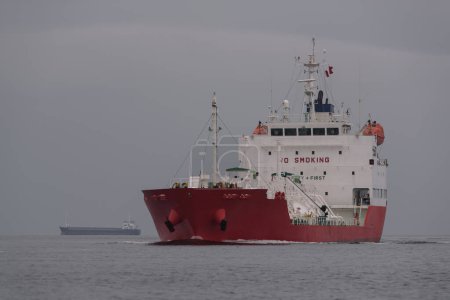 Foto de Petrolero de GLP - Un buque con una carga de gas se dirige al puerto - Imagen libre de derechos