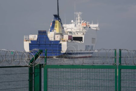 Foto de SWINOUJSCIE, WEST POMERANIAN - POLAND - 2022: Separating seaport with fence and razor wire - Imagen libre de derechos
