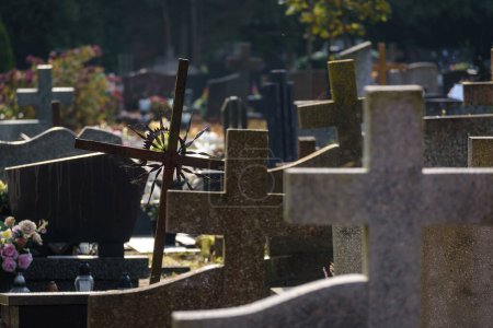 Téléchargez les photos : CEMETERY - Old steel crucifix and tombstones at burial site of the dead - en image libre de droit
