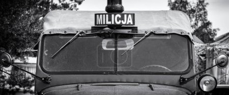 Foto de BORNE SULINOWO, POMERANIA Occidental - POLONIA - 2022: Antiguo vehículo todoterreno - GAZ 69 con la inscripción MILICJA en el rally de entusiastas militares - Imagen libre de derechos