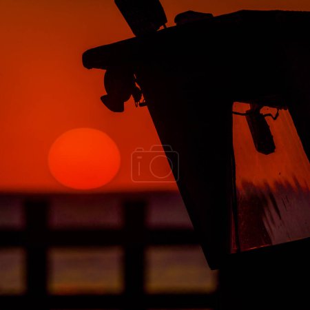 Foto de SUNSET BY THE SEA - El sol de la tarde se esconde detrás del horizonte - Imagen libre de derechos