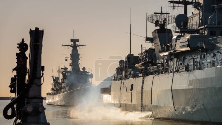 Foto de ADVERTENCIA - Una fragata de misiles de la Marina de Portugal y una fragata de misiles de la Armada Alemana amarradas en el puerto - Imagen libre de derechos