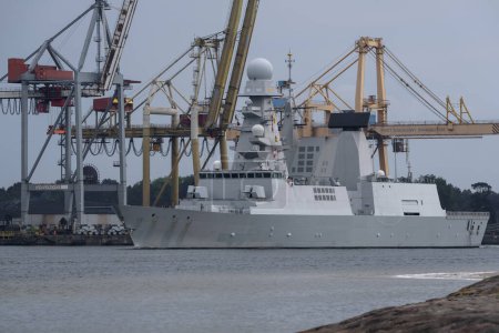Téléchargez les photos : SWINOUJSCIE, POMERANIE OCCIDENTALE - POLOGNE - 15 JUIN 2023 : Un destroyer italien à missiles guidés navigue du port à la mer - en image libre de droit