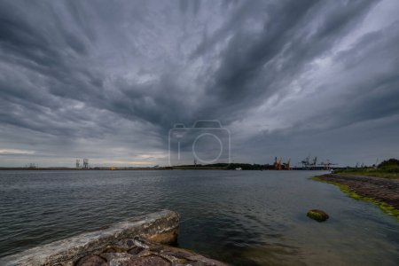Téléchargez les photos : MÉTÉO - Nuages de pluie au-dessus du port maritime - en image libre de droit