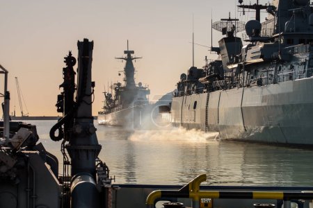 Téléchargez les photos : AVERTISSEMENTS - Une frégate de missiles de la marine portugaise et une frégate de mission de la marine allemande amarrées dans le port - en image libre de droit