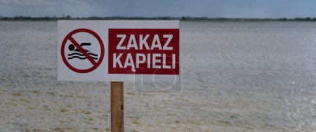 Téléchargez les photos : SÉCURITÉ À L'EAU - Panneau d'avertissement sur la rive du lac avec les mots "PAS DE NAGUE" - en image libre de droit