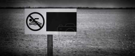 Téléchargez les photos : Pas de baignade - Panneau d'avertissement sur la rive du lac - en image libre de droit