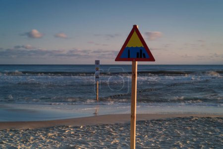 Téléchargez les photos : SÉCURITÉ DANS L'EAU - Un panneau avertissant contre le danger caché sous l'eau sur le rivage - en image libre de droit