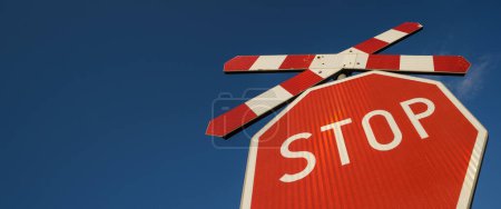 Foto de PARADA DE SEÑAL - Una marca roja en un cruce ferroviario - Imagen libre de derechos