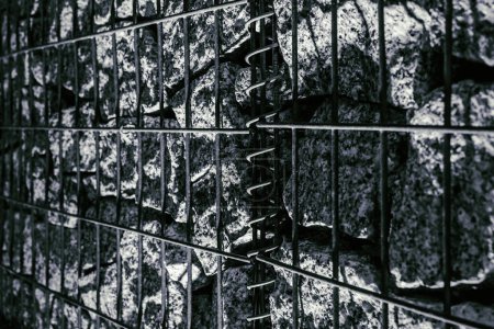 Foto de GABION - Pared de piedra decorativa en malla de acero - Imagen libre de derechos