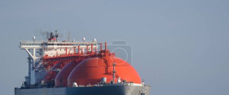Téléchargez les photos : LNG TANKER - Un navire avec une cargaison de gaz en mer - en image libre de droit