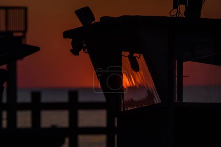 Foto de SUNSET BY THE SEA - Barcos de pesca en la costa a la luz del sol de la noche - Imagen libre de derechos