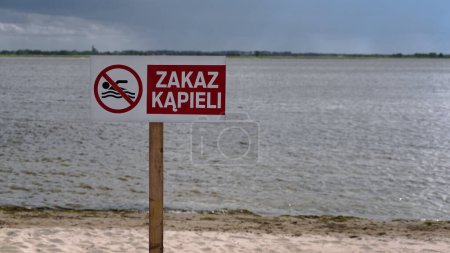 Téléchargez les photos : SÉCURITÉ À L'EAU - Panneau d'avertissement sur la rive du lac avec les mots "PAS DE NAGUE" - en image libre de droit