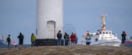 Téléchargez les photos : SWINOUJSCIE, POMERANIE OCCIDENTALE - POLOGNE - 04 AOÛT 2023 : Les vacanciers marchent le long du brise-lames - en image libre de droit