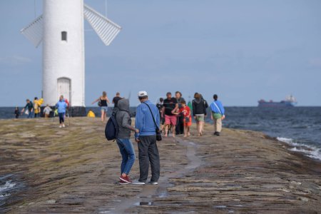 Téléchargez les photos : SWINOUJSCIE, POMERANIE OCCIDENTALE - POLOGNE - 04 AOÛT 2023 : Les vacanciers marchent le long du brise-lames - en image libre de droit