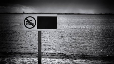 Téléchargez les photos : Pas de baignade - Panneau d'avertissement sur la rive du lac - en image libre de droit