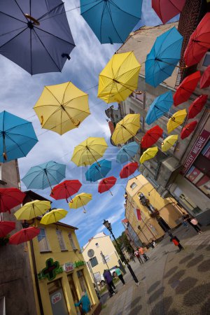 Téléchargez les photos : POLCZYN ZDROJ, POMERANIE OCCIDENTALE - POLOGNE - 05 SEPTEMBRE 2023 : Le centre de la ville thermale sous des parasols colorés - en image libre de droit