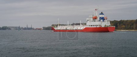Foto de Petrolero de GLP - El buque rojo zarpa hacia el puerto - Imagen libre de derechos
