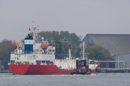 Foto de Petrolero de GLP - El barco rojo navega hacia el puerto - Imagen libre de derechos