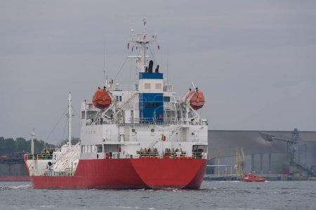 Foto de Petrolero de GLP - El buque rojo zarpa hacia el puerto - Imagen libre de derechos