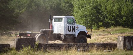 Téléchargez les photos : BORNE SULINOWO, POMERANIE OCCIDENTALE - POLOGNE - 11 AOÛT 2023 : Un camion en couleurs et avec un symbole des Nations Unies conduit hors route - en image libre de droit