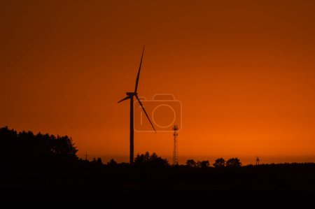 Foto de WIND FARM - Turbina eólica en el paisaje del atardecer - Imagen libre de derechos